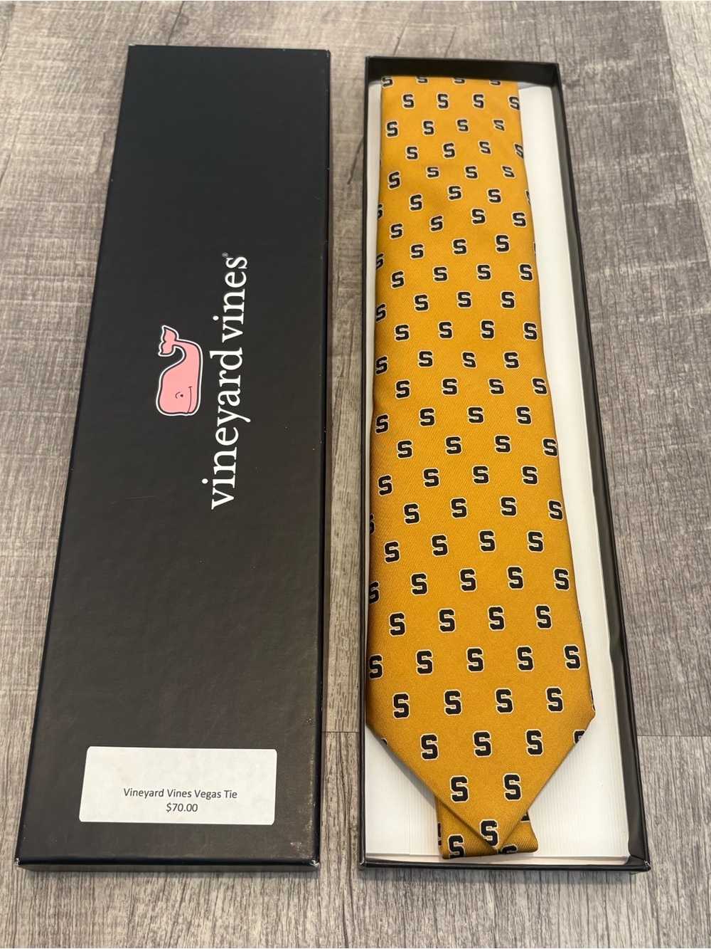 Vineyard Vines Vegas Tie Yellow Gold Black Repeating S Pattern Silk NWT Box